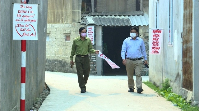 Những tấm băng-rôn nhỏ khiến con đường vào bản Noong Nhai 1 khác nhiều các phố, bản khác.