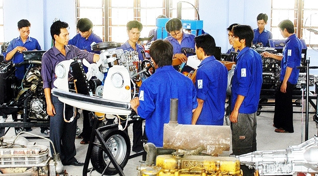 Giờ học thực hành sửa động cơ ô-tô tại Trường cao đẳng nghề Quảng Bình.