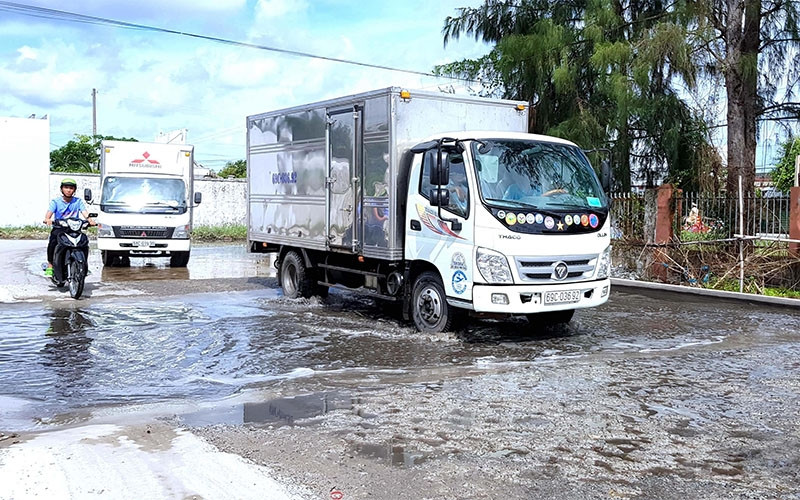 Các phương tiện đường bộ lưu thông vào Cà Mau phải qua các hố khử trùng đặt tại các trạm kiểm dịch. (ẢNH: HỮU TÙNG)