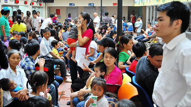 Thời tiết giao mùa, trẻ nhỏ dễ bị nhiễm bệnh.