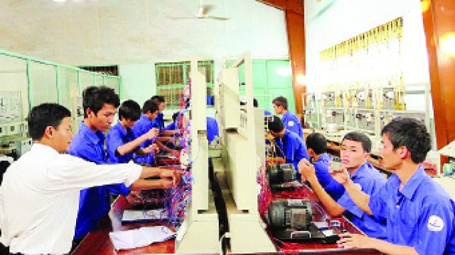 Lớp học điện tử cho lao động nông thôn tại Trường cao đẳng Kinh tế - Kỹ thuật Thủ Đức.