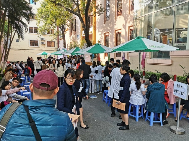 Đông đảo các cán bộ y tế bệnh viện tham gia hiến máu.