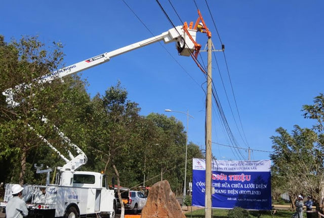 Đội sửa chữa điện HOTLINE Công ty Điện lực Đác Lắc xử lý sự cố điện trên đường dây 22kV đang mang điện.