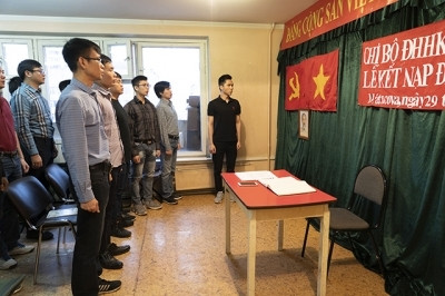 Lễ kết nạp đảng viên mới tại Chi bộ trường ĐH Hàng không Moscow.