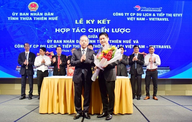 Chủ tịch UBND tỉnh Phan Ngọc Thọ (trái) ký kết cùng với ông Nguyễn Quốc Kỳ, Chủ tịch HĐQT, kiêm Tổng Giám đốc Vietravel.