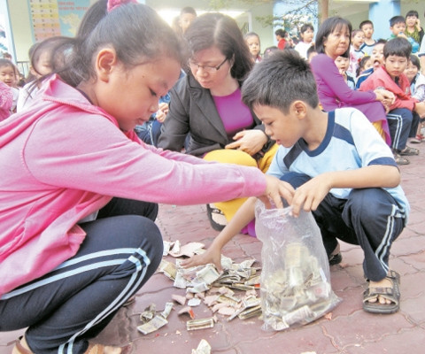 Hội thu heo đất tại Trường tiểu học Trương Quyền (quận 3).