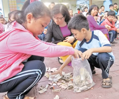 Hội thu heo đất tại Trường tiểu học Trương Quyền (quận 3).