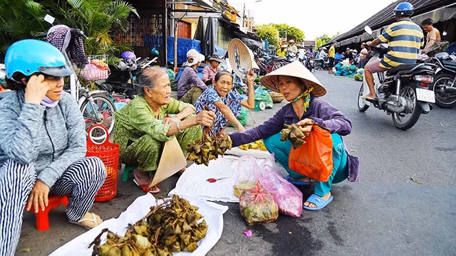 Không thể thiếu những thứ quà bánh đặc sản.