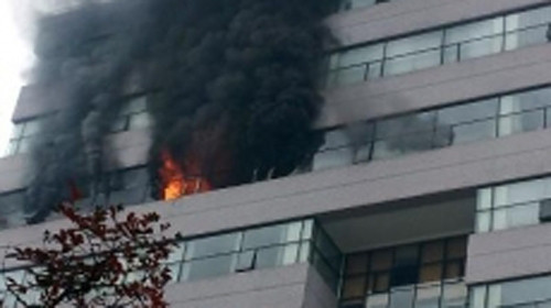 Nhà A của Trường đại học Ngoại thương, công trình có nhiều khuất tất, đưa vào sử dụng khi chưa được quyết toán, nghiệm thu về PCCC, đã bị cháy ngày 11-1-2014.