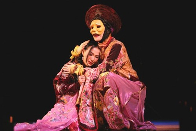 Cảnh trong vở tuồng Vòng cát hợp tác thử nghiệm giữa Nhà hát tuồng Việt Nam và Nhà hát Mông-tơ Sác-gơ (Pháp).