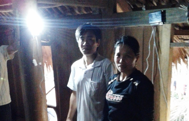 Cô Năm vừa lắp xong một thiết bị điện mặt trời.