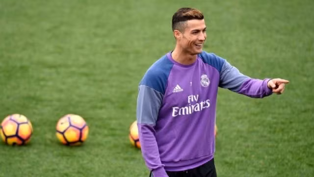 C. Ronaldo trên sân tập.