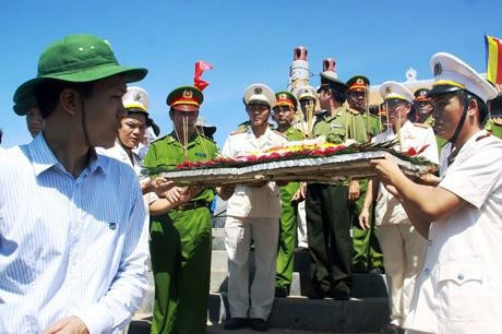 Lực lượng vũ trang và nhân dân tỉnh Quảng Trị thả bè hoa tri ân các Anh hùng liệt sĩ tại bến thả hoa bờ bắc sông Thạch H