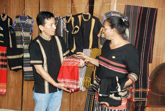 Sản phẩm thổ cẩm của đồng bào XTiêng được trưng bày tại Liên hoan Văn hóa - Thể thao các DTTS tỉnh Bình Phước năm 2019. Ảnh: BẰNG GIANG