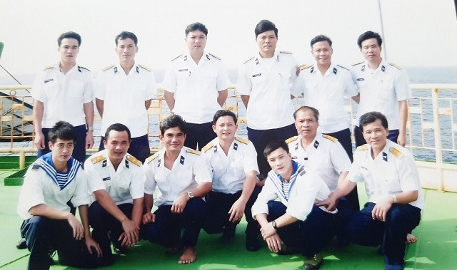 Trung tá Trần Sỹ Hoành (ngồi giữa) cùng các đồng đội lúc đang công tác ở nhà giàn.