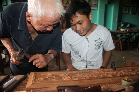 Nghề mộc Chợ Thủ được truyền từ thế hệ này sang thế hệ khác.