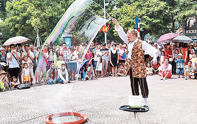 Các nghệ sĩ đường phố biểu diễn tại khu vực tuyến phố đi bộ chung quanh hồ Hoàn Kiếm.Ảnh: NGUYỄN KHÁNH