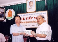 Đại diện Cộng đồng người Việt Nam
ở Vương quốc Anh trao tiền ủng hộ
cho Hội VAVA.