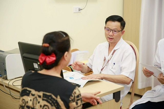 PGS, TS Đỗ Trường Thành khám cho bệnh nhân. 