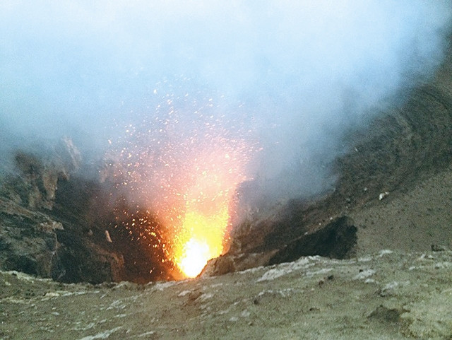 Dung nham nóng hàng nghìn độ đang phun lên từ dưới sâu.