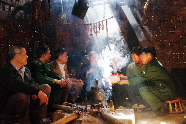 BĐBP đến từng hộ dân trao quà Tết.