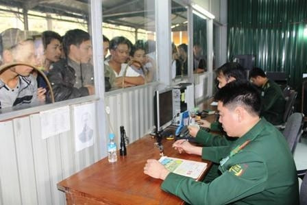 Làm thủ tục thông quan qua Cửa khẩu quốc tế Cầu Treo