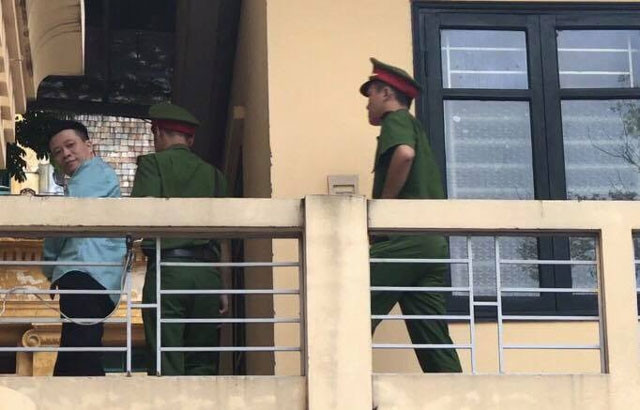  Hà Văn Thắm được đưa vào phòng xét xử tại phiên tòa sáng 28-8.