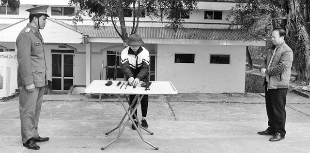 Học sinh Cao Bằng thực hành tháo lắp súng AK-47 trong giờ học quốc phòng, an ninh.
