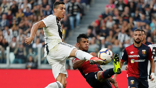 Cristiano Ronaldo (áo trắng) đi vào lịch sử sau bàn thắng vào lưới Genoa.