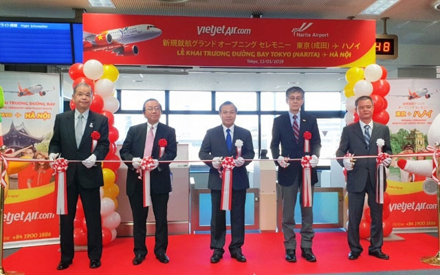 Ông Vũ Hồng Nam, Đại sứ Việt Nam tại Nhật Bản (giữa), ông Yasuo Ishii, đại diện Bộ Đất đai, Hạ tầng, Vận tải và Du lịch Nhật Bản (thứ 2, phải), ông Makoto Natsume, Chủ tịch kiêm Giám đốc Sân bay Quốc