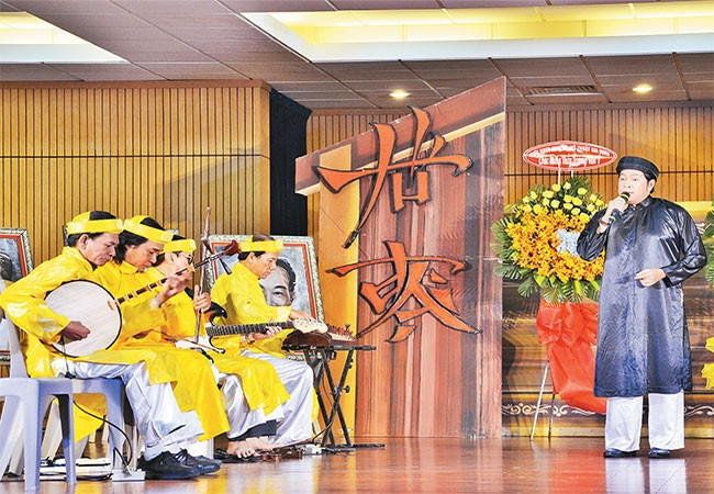 Biểu diễn đờn ca tài tử trong hoạt động kỷ niệm 100 năm nghệ thuật sân khấu cải lương.