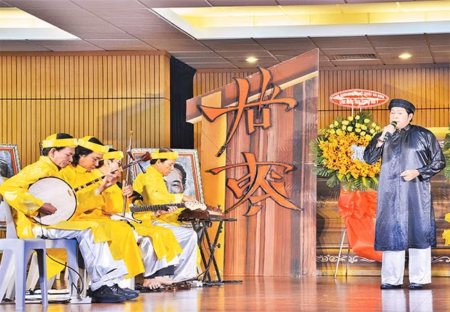 Biểu diễn đờn ca tài tử trong hoạt động kỷ niệm 100 năm nghệ thuật sân khấu cải lương.
