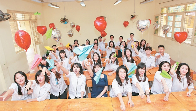 Chụp ảnh kỷ yếu để giữ lại những khoảnh khắc, những nét thanh tân của thời cắp sách.