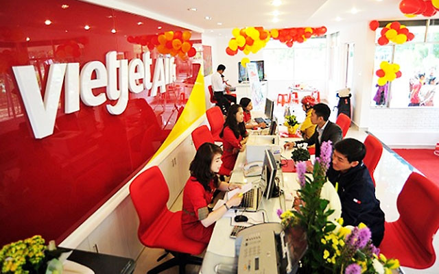 Khách hàng mua vé máy bay Vietjet Air tại Hà Nội. Ảnh: HÀ THU