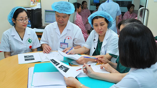 Mặc dù cuộc sống còn nhiều khó khăn nhưng các y, bác sĩ trên cả nước vẫn ngày đêm làm tròn trách nhiệm, bổn phận của mình.