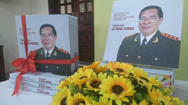  Giới thiệu sách tôn vinh Thượng tướng Lê Minh Hương