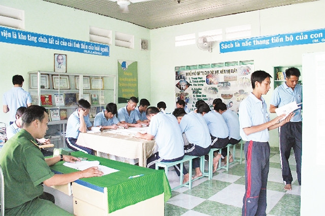Dạy chữ cho học viên cai nghiện tại Trung tâm Nhị Xuân, huyện Hóc Môn.