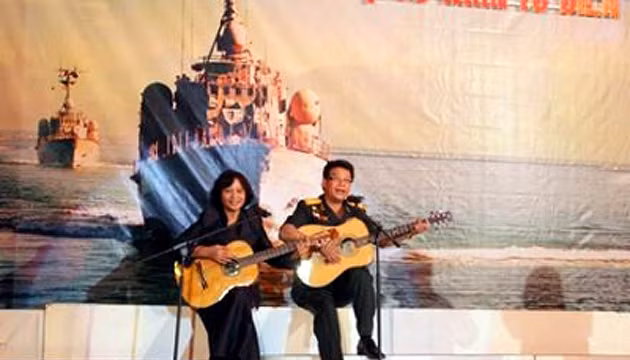 Nhạc sĩ Quỳnh Hợp trong đêm nhạc hát về biển đảo.