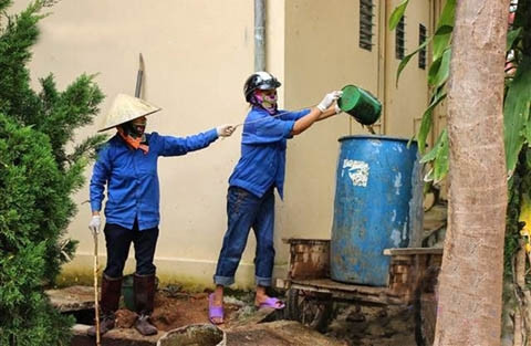 Công nhân thu gom nước thải tại Bệnh viện đa khoa huyện Ðô Lương (Nghệ An). Ảnh: ÐỨC THẮNG