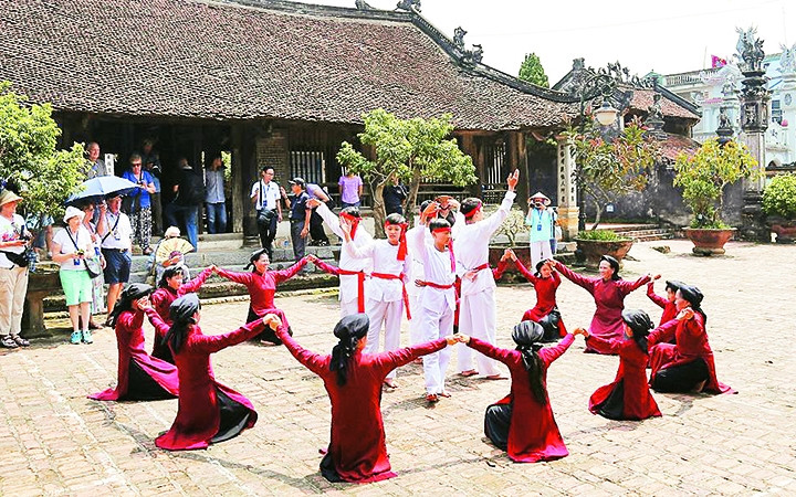 Trình diễn Hát Xoan tại đình Hùng Lô, TP Việt Trì. Ảnh: PHƯƠNG THANH