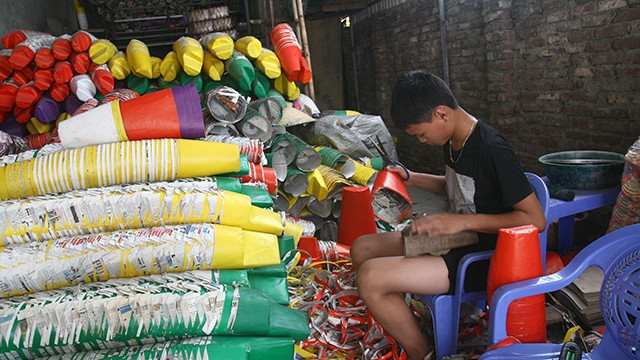 Gia công vàng mã tại làng Hồ (Song Hồ, Bắc Ninh). Ảnh: K.MINH