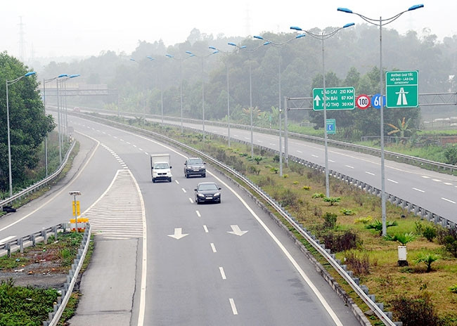 Đường cao tốc Nội Bài - Lào Cai có tổng mức đầu tư hơn 1,46 tỷ USD đang giữ kỷ lục về suất đầu tư hiệu quả nhất, khoảng 6 triệu USD/km. Công trình đưa vào khai thác từ tháng 9-2014, phát huy hiệu quả 