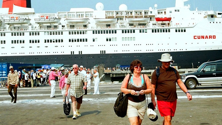 Du khách đến Huế bằng tàu du lịch quốc tế qua cảng Chân Mây. 