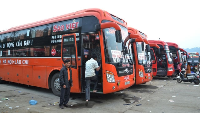 Xe Sao Việt của Công ty Minh Thành Phát đón khách tại bến Phố Mới (Lào Cai) đi Hà Nội.