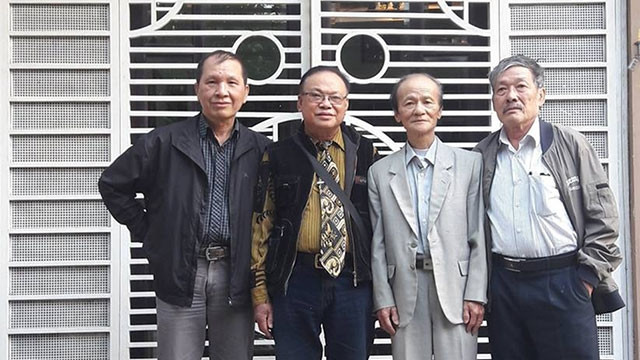 Từ trái qua: nhà thơ Vũ Từ Trang và các bạn thơ: Kim Chuông, Phạm Ngà, Nguyễn Tùng Linh. Ảnh: TL