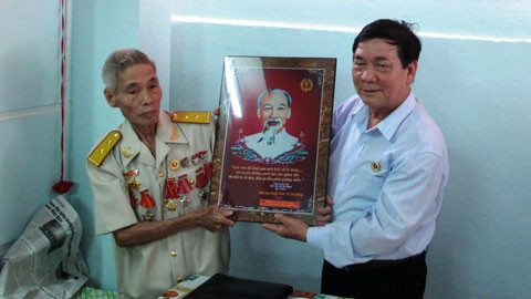 Trao tặng nhà Nghĩa tình Điện Biên cho cựu chiến binh Đào Xuân Thực.