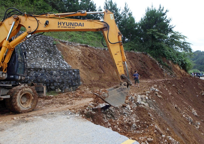 Mở đường tạm trên quốc lộ 32 để khắc phục tình trạng tắc nghẽn.