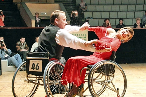 Khiêu vũ trên xe lăn 