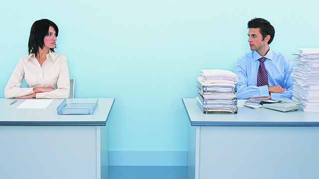 Phụ nữ ít cơ hội cạnh tranh trong công việc so nam giới. Ảnh: THE HUFFINGTON POST