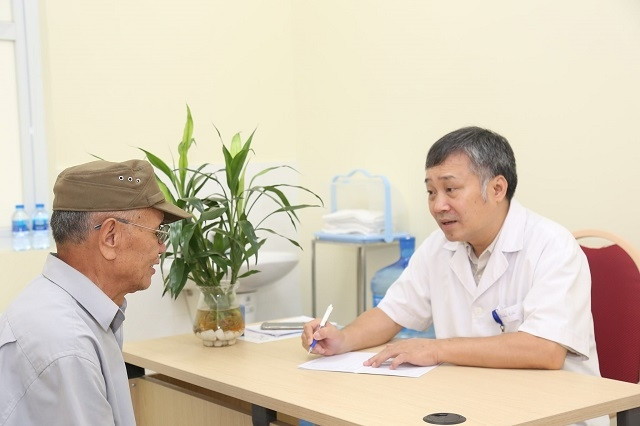 TS, BS Đỗ Tuấn Anh, Trưởng khoa Phẫu thuật Gan mật, Bệnh viện Hữu nghị Việt Đức khám và tư vấn cho người bệnh. 